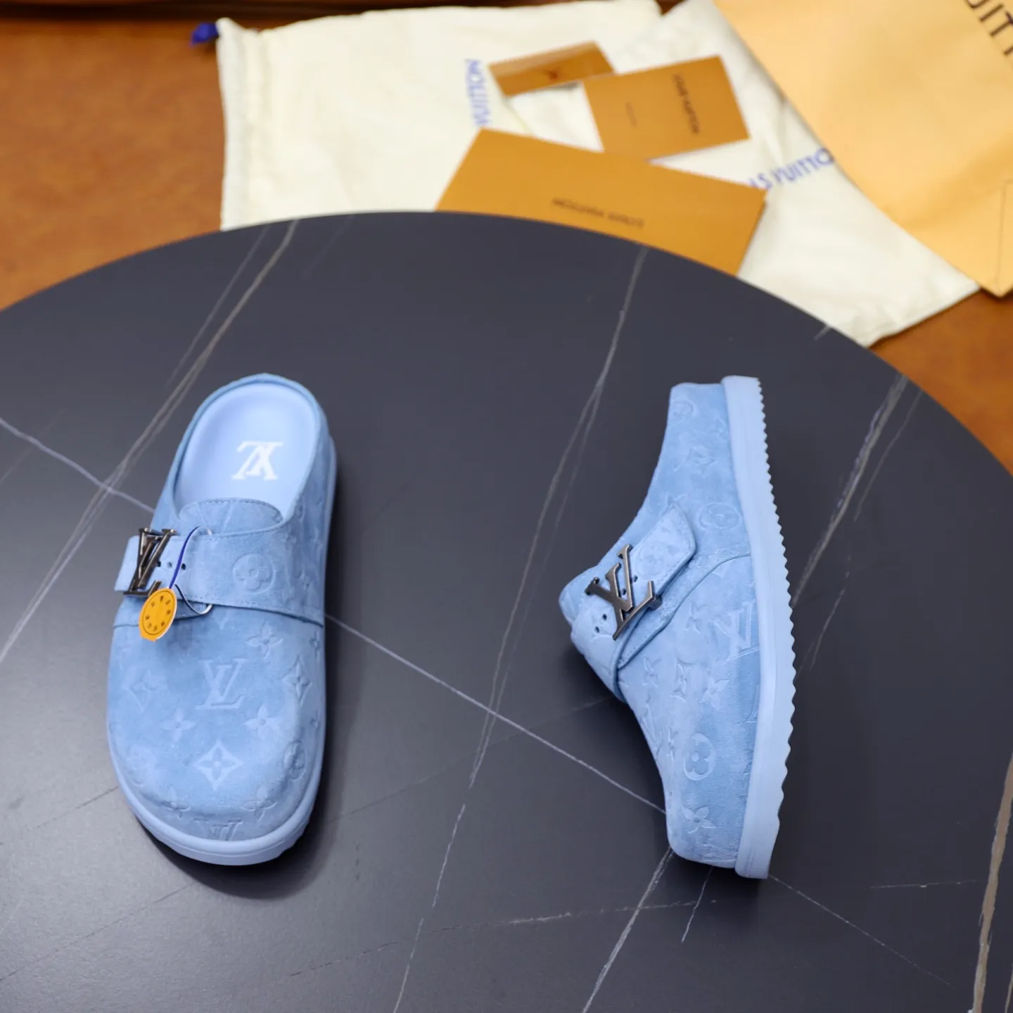Ex-factory price: 520💰🙅‍♂️🙅‍♂️🙅‍♂️Birkenstock Brand: LV Louis Vuitton Standard code: 38-45 (cowhide lining) Grade: Same as the official website Material: Original leather design Original rubber wear-resistant molded outsole Style category: Men's fashion sandals Distinguished luxury brand elements Top luxury Color: Actual picture color